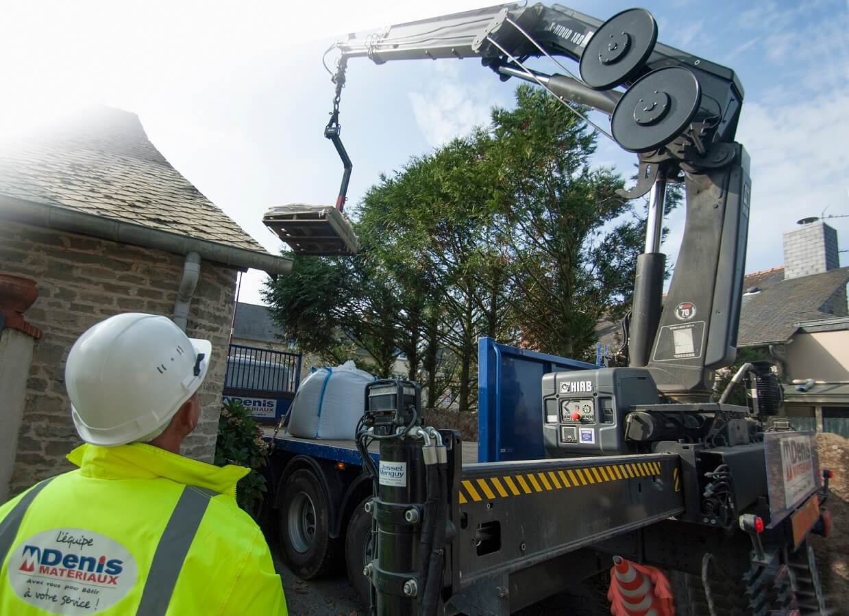 Déchargement d'une commande à l'aide d'un bras articulé intégré au camion