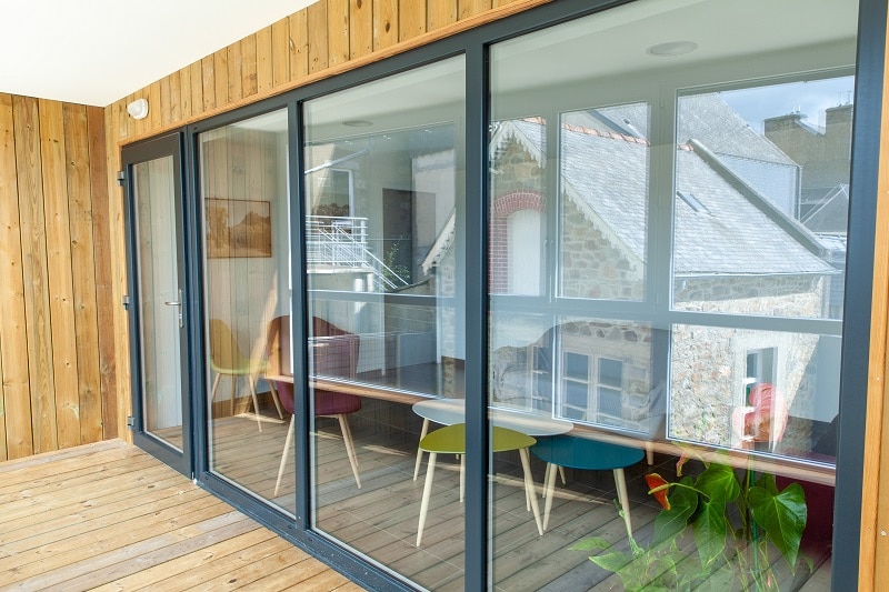 Réalisation d'une baie vitrée par l'usine SDM menuieries à Guichen, au sud de Rennes