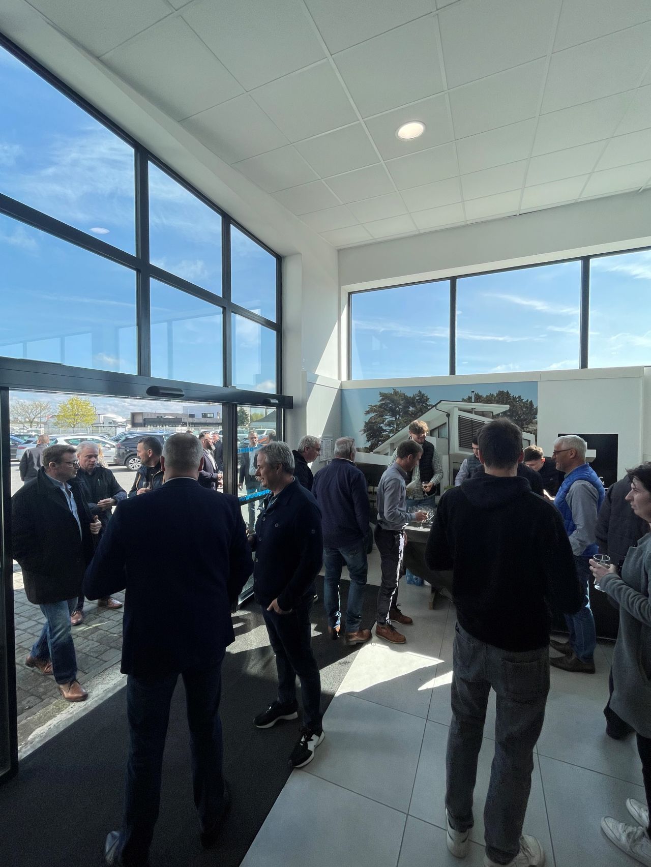 Des professionnels de la menuiserie dans notre showroom "Ligne et Lumière" à Saint-Jacques de la Lande