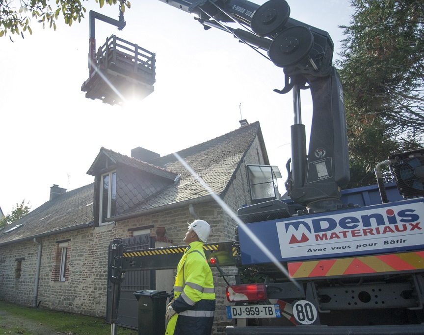 Notre chauffeur décharge votre commande sur le lieu de livraison de votre choix, à l'aide d'une grue